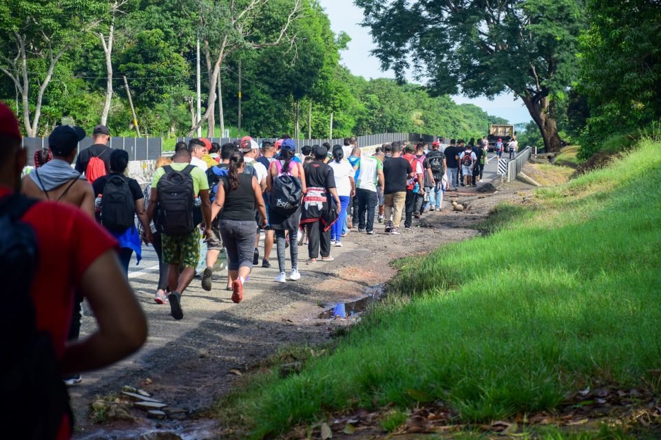 Migrantes esperan refugio atrapados entre crimen y autoridades