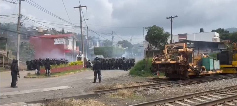 Teachers and police clash in Michoacán; there are 7 injured