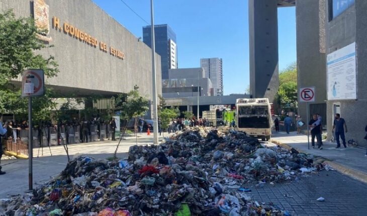Trabajadores de limpieza tiran basura frente al Congreso de Nuevo León