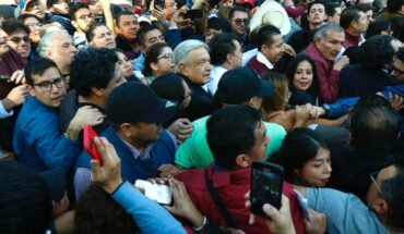 AMLO leads march to the Zocalo; They mobilize people in trucks