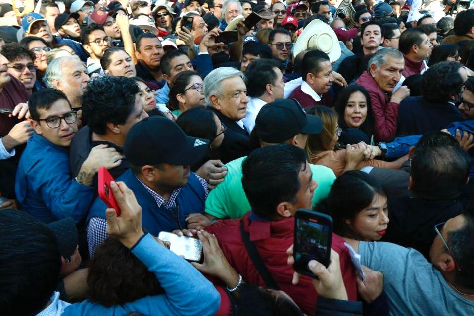 AMLO leads march to the Zocalo; They mobilize people in trucks