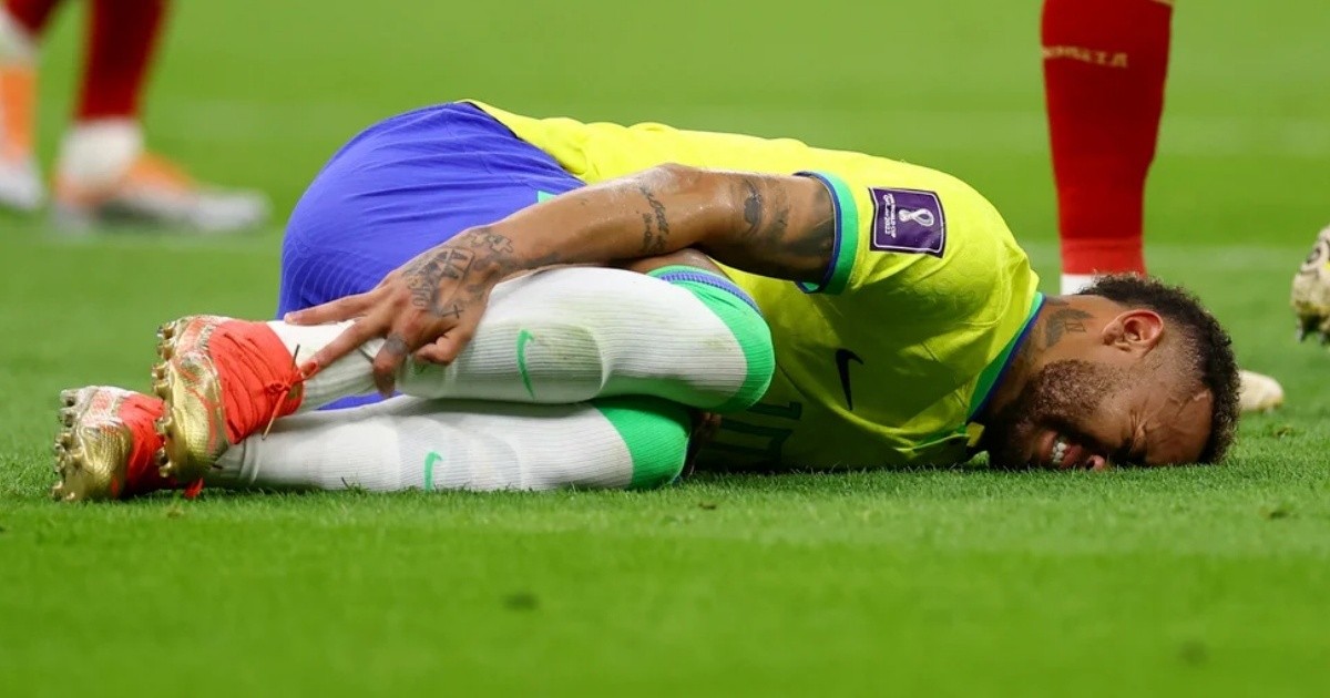 Alarma en Brasil: Neymar se retiró lesionado del partido ante Serbia