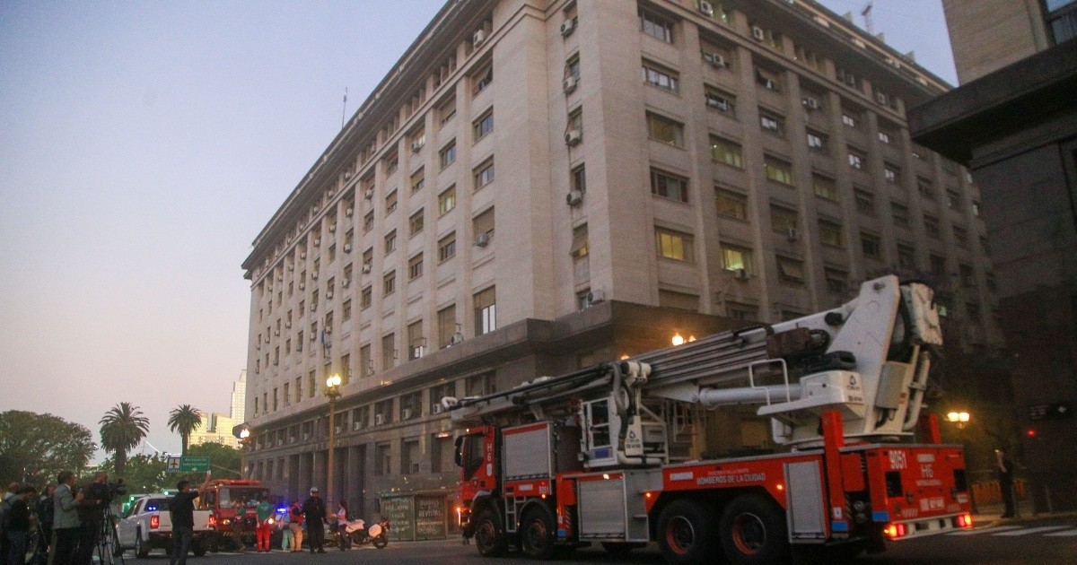 Evacuaron el Ministerio de Economía por un incendio