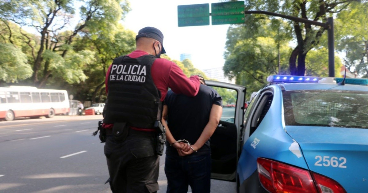 Palermo: detuvieron a un hombre que robó y le quitó el arma a un policía