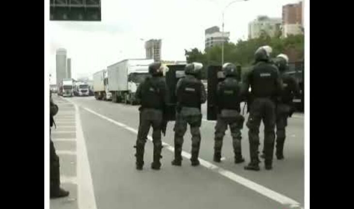 Video: Tensión y caos en Brasil: Camioneros bolsonaristas bloquean las rutas y se enfrentan con la policía