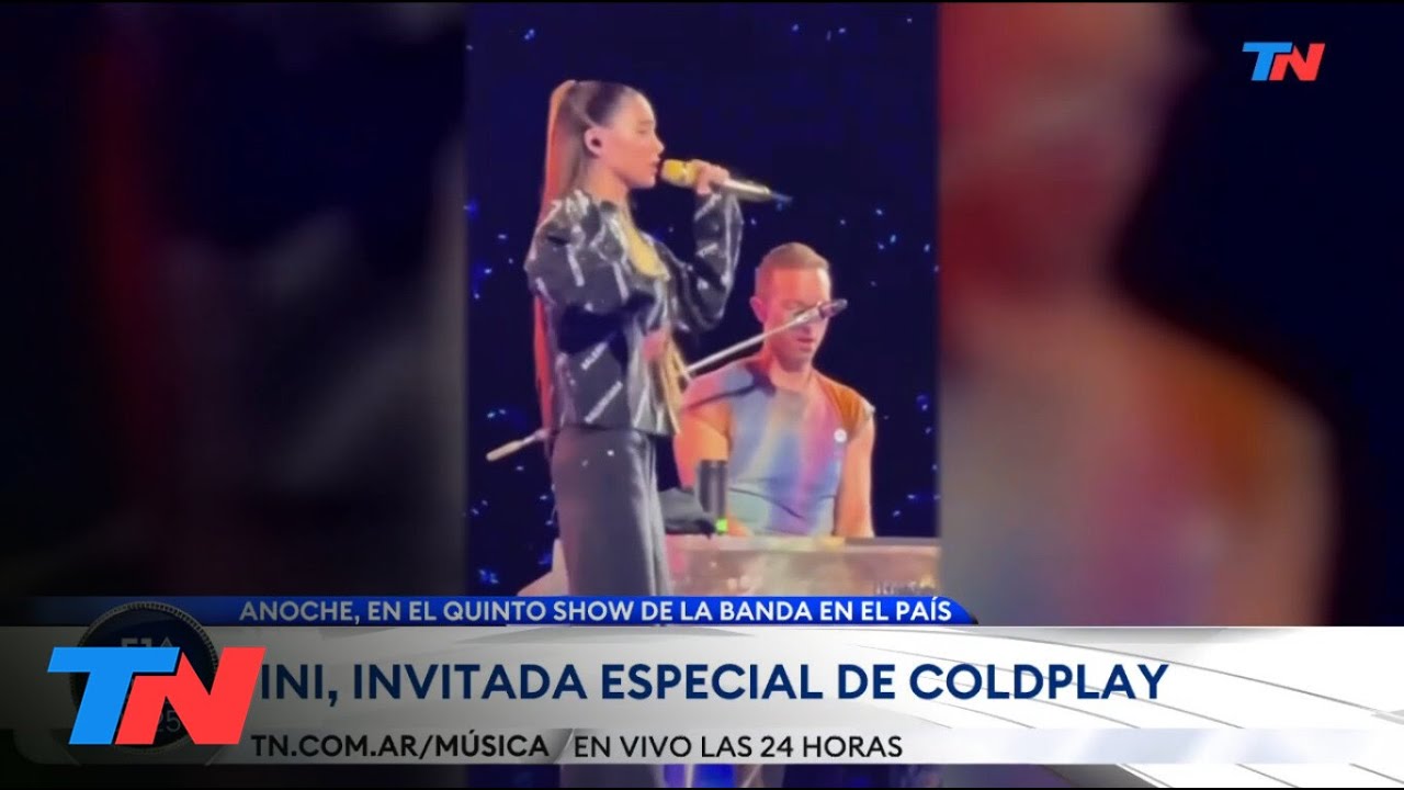 Tini Stoessel brilló en el escenario junto a Coldplay y se abrazó con Chris Martin