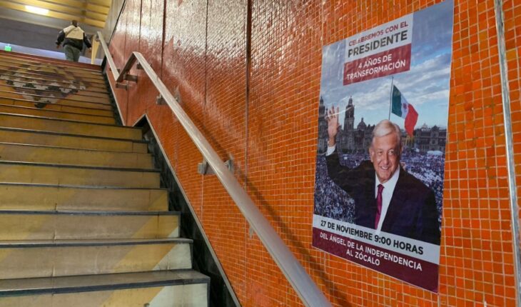 Without permission, they fill the CDMX Metro with AMLO’s march propaganda