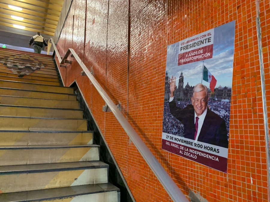 Without permission, they fill the CDMX Metro with AMLO's march propaganda