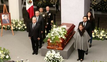 AMLO critica a sus adversarios en homenaje a Miguel Barbosa en Puebla