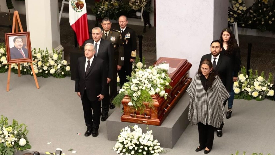 AMLO critica a sus adversarios en homenaje a Miguel Barbosa en Puebla