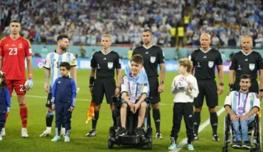 Campeón del futbol en sillas motorizadas acompaña a Messi