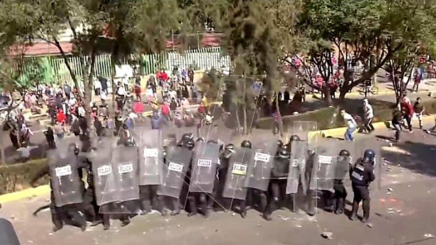 Cientos de policías encapsulan a manifestantes de San Gregorio, Xochimilco