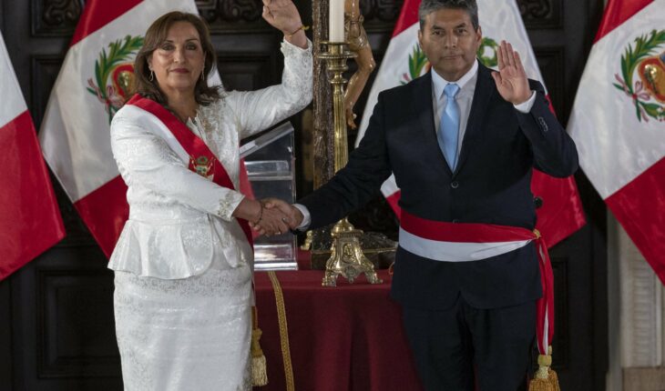 Dina Boluarte, presidenta de Perú, instala gabinete entre protestas