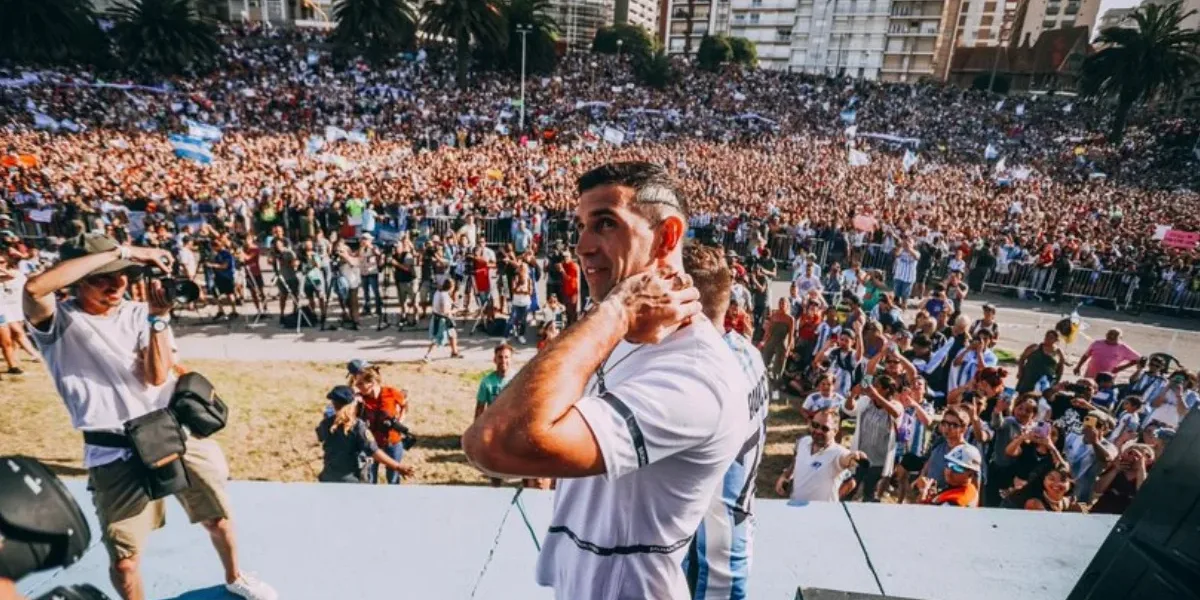 Emiliano "Dibu" Martínez fue recibido por una multitud en Mar del Plata
