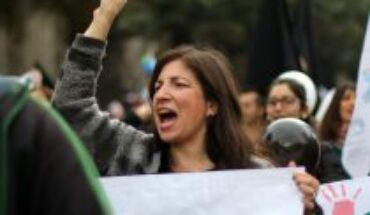 Estudio: chilenos creen que el país está “peor o mucho peor” en violencia, estabilidad política y económica que resto de Latinoamérica