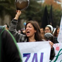 Estudio: chilenos creen que el país está “peor o mucho peor” en violencia, estabilidad política y económica que resto de Latinoamérica