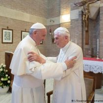 Francis expresses his "gratitude" to Benedict XVI after his death
