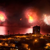 Gobierno autoriza prueba de fuegos artificiales que se usarían en Valparaíso y Viña del Mar para año nuevo: están retenidos por Aduanas