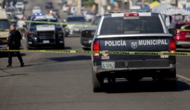 Hallan 6 cuerpos en camioneta abandonada en plaza en Tijuana