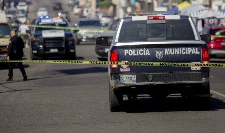 Hallan 6 cuerpos en camioneta abandonada en plaza en Tijuana