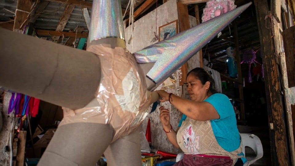 Historia familiar entre las piñatas del paseo Cervantes en Chilpancingo, Guerrero