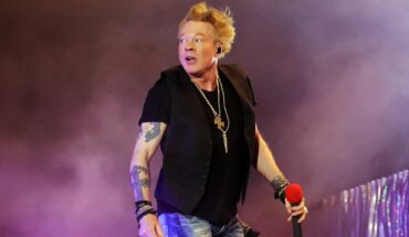 Mujer acusa a Axl Rose de dejarla ensangrentada tras lanzarle su micrófono en la cara en un concierto de Guns N Roses y él responde — Rock&Pop