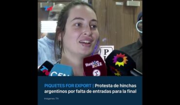 Video: PIQUETES FOR EXPORT I Protestas de hinchas argentinos por la falta de entradas para la final