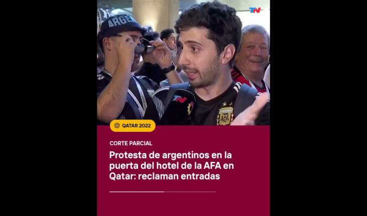 Video: Protesta de hinchas argentinos en la puerta del hotel de AFA en Qatar reclamando entradas I #Shorts