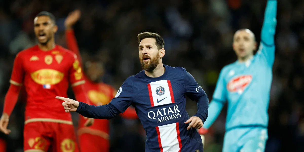 Con gol de Messi en su vuelta, PSG ganó 2-0 y se aleja en la cima