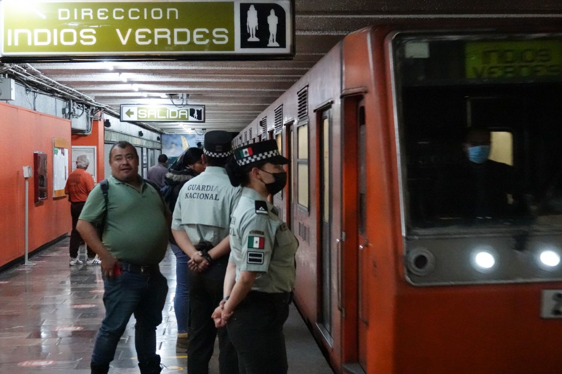 Detienen a mujer por aventar objeto de plástico a vías del Metro