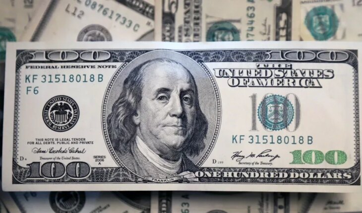 Dólar hoy: la cotización paralela cedió un peso y cerró a $377 para la venta