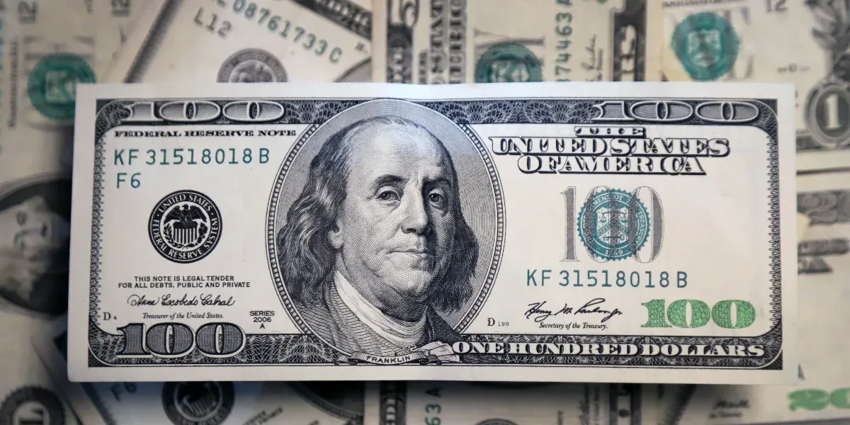 Dólar hoy: la cotización paralela cedió un peso y cerró a $377 para la venta