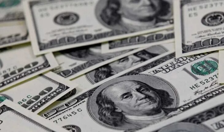 Dólar hoy: la cotización paralela se volvió a disparar y cerró a $378 para la venta