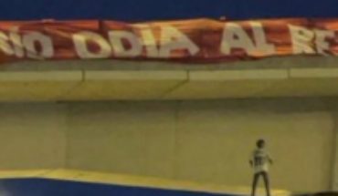 Nuevo episodio de odio contra Vinicius Jr en España: Hinchas del Atlético de Madrid colgaron un muñeco del brasileño en un puente