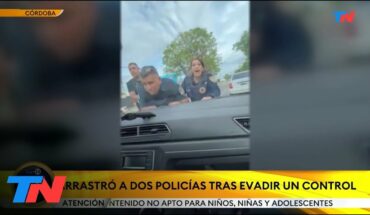 Video: CÓRDOBA: Le pidieron que frene, se negó y arrastró a dos policías en el capot de su auto