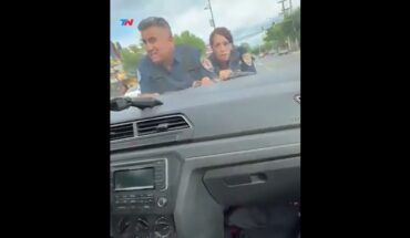Video: Quiso evadir un control de tránsito y llevó varios metros a dos policías arriba del capó del auto