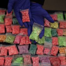 DEA se reúne con la PDI ante amenaza de las drogas sintéticas en Chile: principalmente fentanilo y otros opiodies