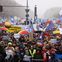 Miles de personas protestan en Berlín por suministro de armas a Ucrania contra Rusia