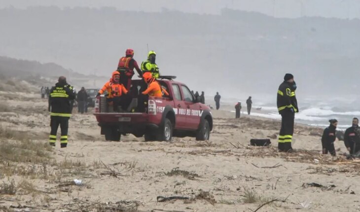 Tragedia en la Costa de Italia: se estrelló un barco de migrantes y hay al menos 40 muertos
