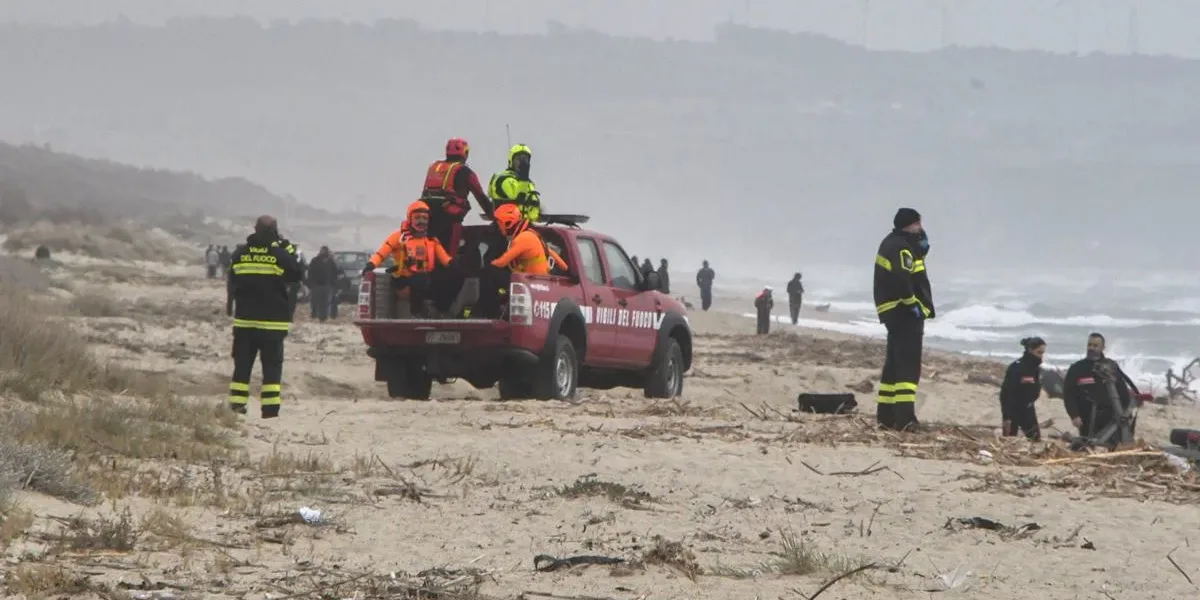 Tragedia en la Costa de Italia: se estrelló un barco de migrantes y hay al menos 40 muertos