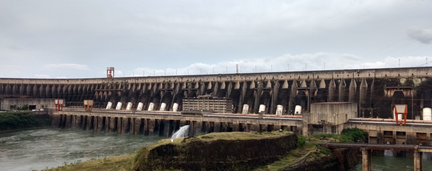 ¿Por qué importa América Latina a la UE en energía? Imágen de la reprepresa hidroeléctrica de Itaipú está situada entre Paraguay y Brasil