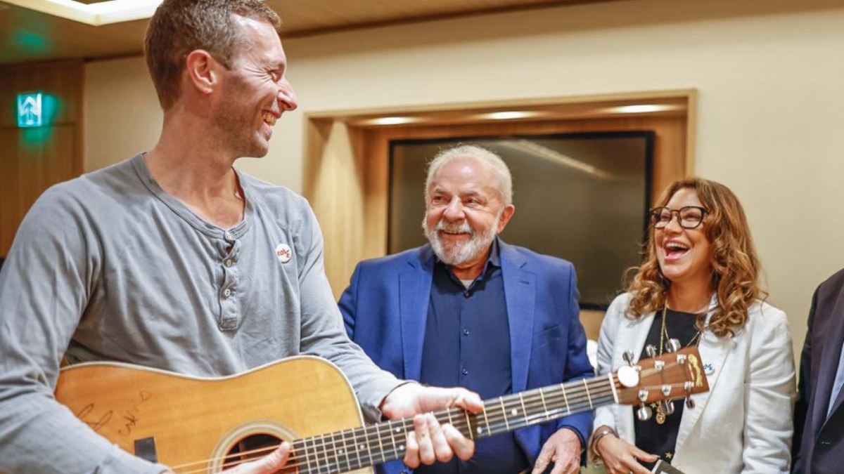Chris Martin le dio una guitarra a Lula — Rock&Pop