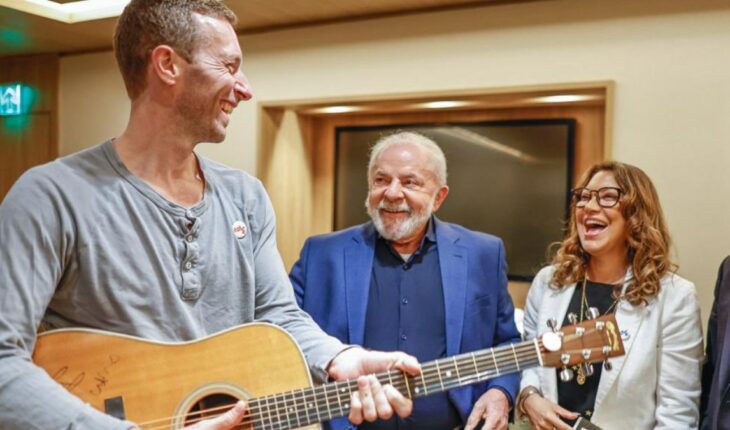 Chris Martin le dio una guitarra a Lula — Rock&Pop