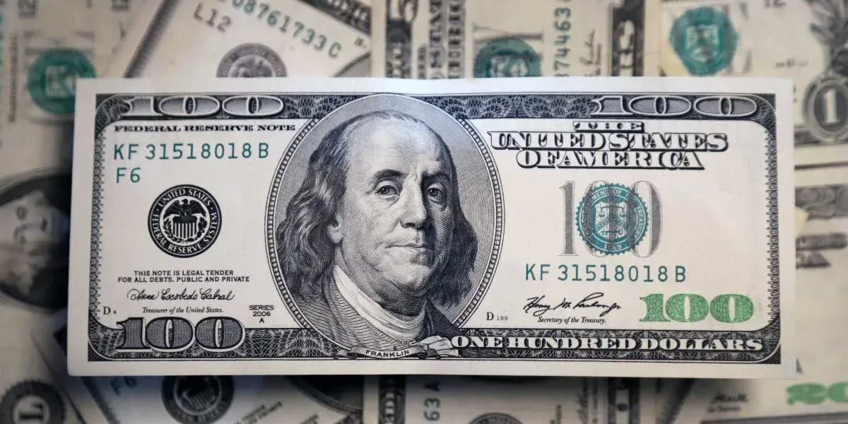 Dólar hoy: la cotización paralela aumentó $7 y cerró a $390