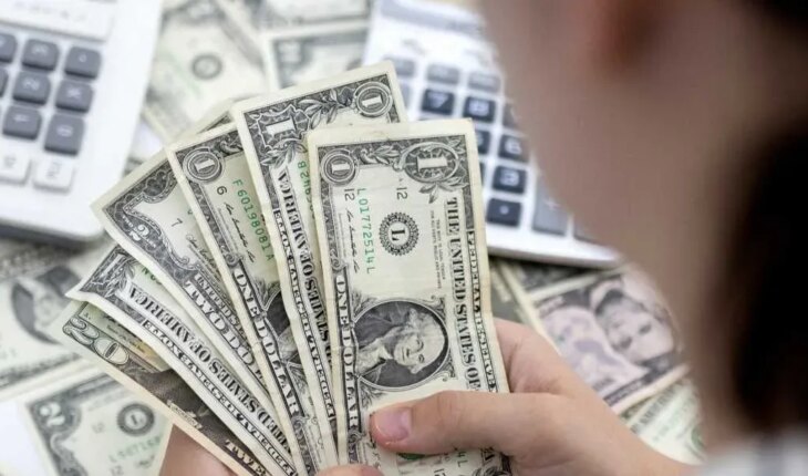 Dólar hoy: la cotización paralela cayó a $389 para la venta