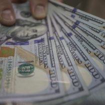Dollar price falls after surprise Imacec higher than expected