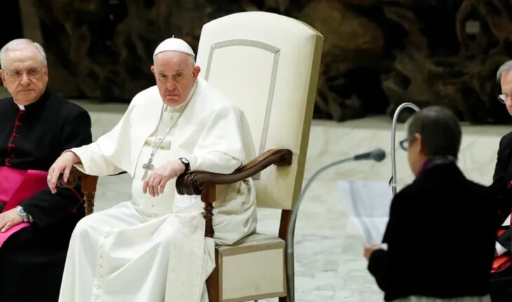 El Papa Francisco recibió a refugiados y pidió establecer “corredores humanitarios”