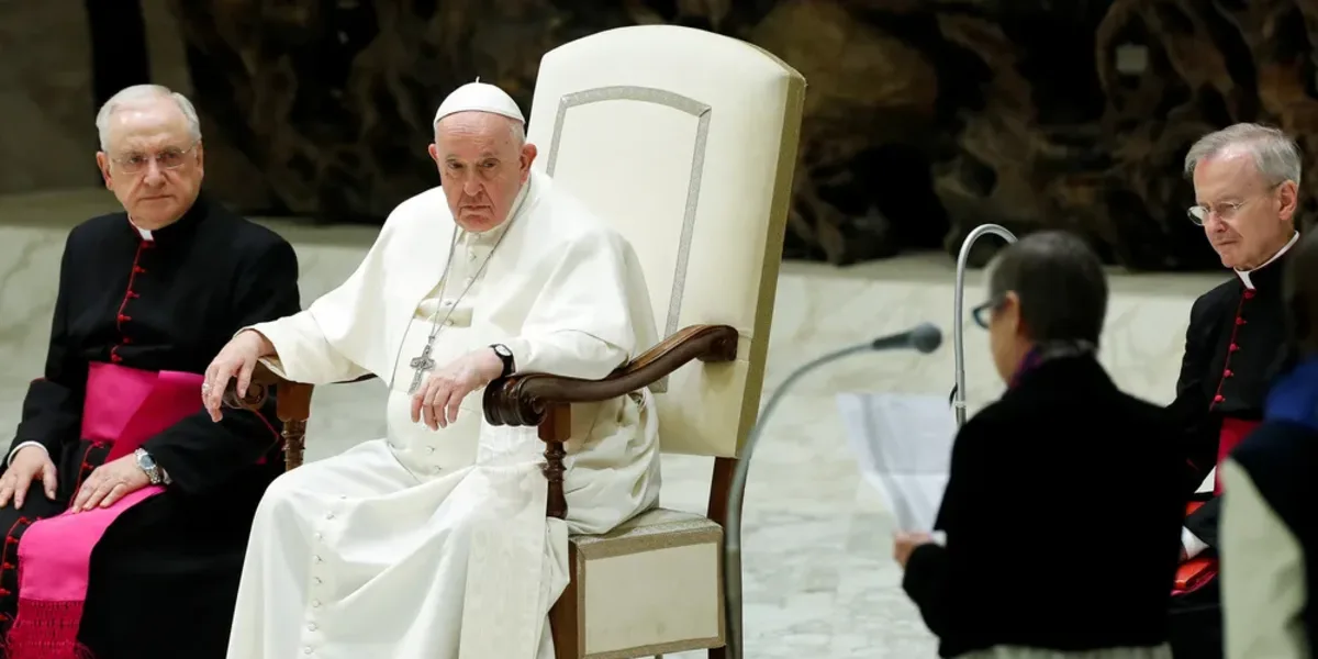 El Papa Francisco recibió a refugiados y pidió establecer "corredores humanitarios"
