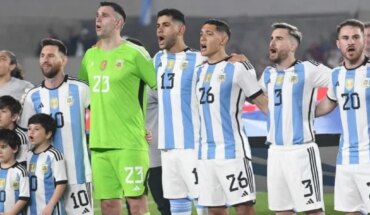 El plantel de la Selección Argentina se emocionó al entonar el himno nacional