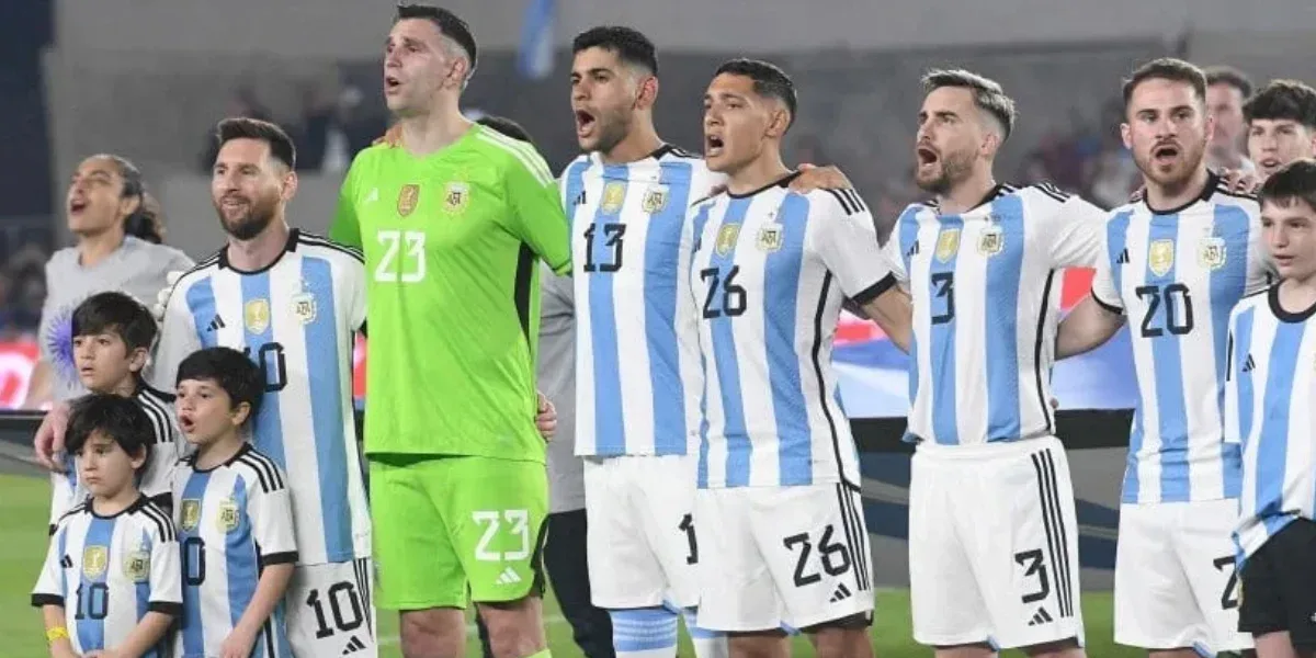 El plantel de la Selección Argentina se emocionó al entonar el himno nacional